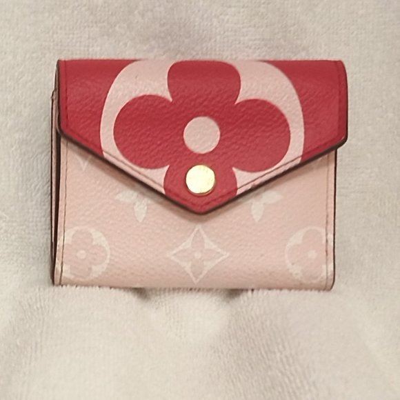 Very Good & RARE LV Zoe Giant Monogram Trifold Wallet in Rouge (Full Inclusion) - Picture 1 of 16